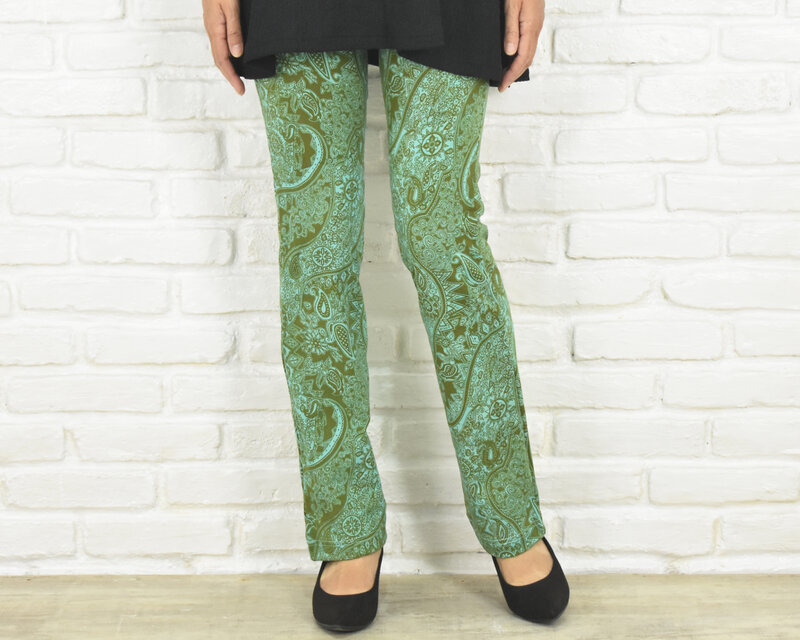 極上の穿き心地！ペイズリー柄のストレートストレッチロングパンツ　グリーン