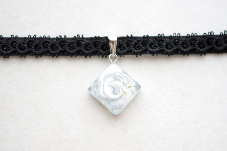 【受注製作】レジンアート　スクエアモチーフとタティングレースとベルベットリボンのチョーカー〈霧雨の朝〉