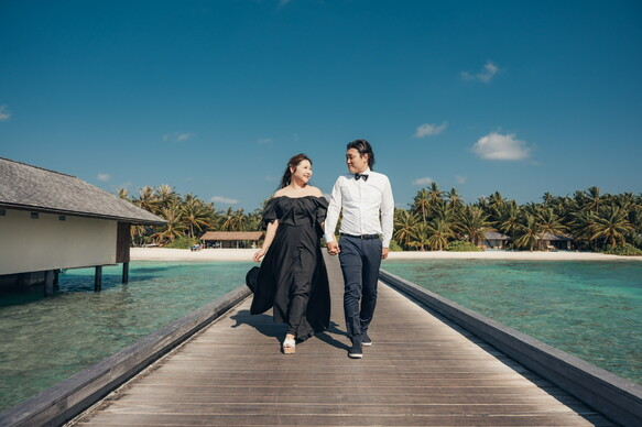 実例写真！パーティードレス ブラック オフショルダー クレープ生地 エレガント ロングトレーン 2次会