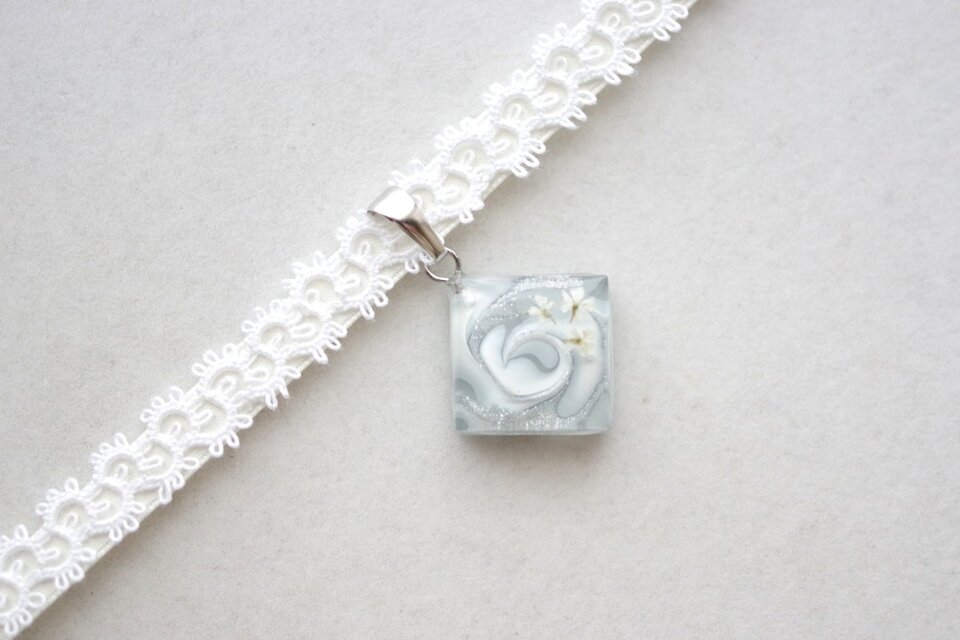 【受注製作】レジンアート　スクエアモチーフとタティングレースとサテンリボンのチョーカー〈霧雨の朝〉