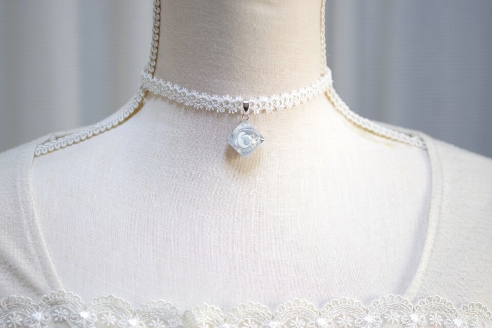 受注製作】レジンアート スクエアモチーフとタティングレースとサテン