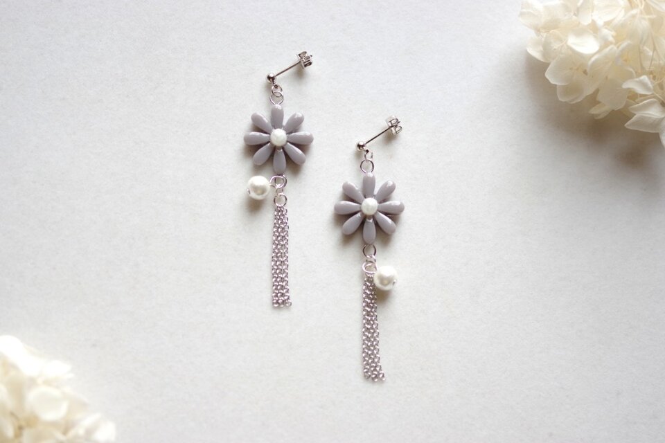 レジンアート　お花とコットンパールとフリンジのピアス〈雪女の恋〉