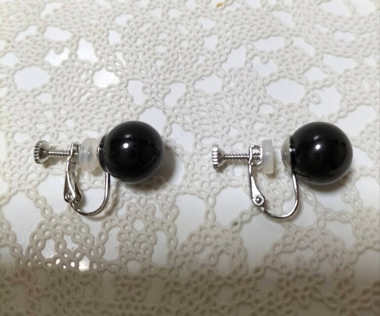 天然石ジェット（約12ミリ珠）のネジバネ式イヤリング