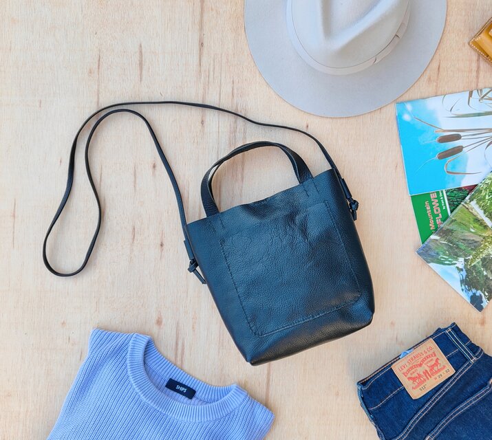 【シュリンク】2wayのReルーラルバッグ （ショルダー/トートバッグ/メンズ/レディース/縦型/軽い/レザー）ブラック