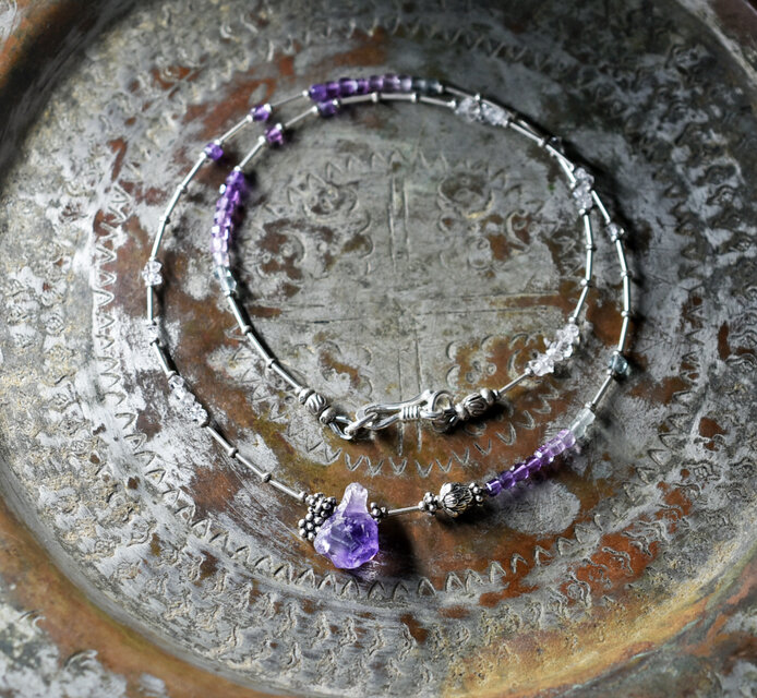 ラフロックアメジストと蓮花シルバー＆インドシルバー小花、ストーンビーズ、繊細筒型シルバービーズの華奢なネックレス