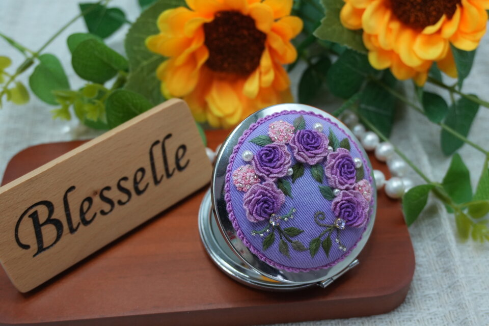 大覚寺展 薄緑 膝丸 刺繍ミニタオル 扇子 コンパクトミラー BlesselleCC 刺繍ミラー｜紫ローズとピンク紫陽花の雅やかな手鏡（両面