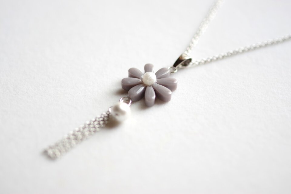 レジンアート　お花とコットンパールとフリンジのペンダント〈雪女の恋〉