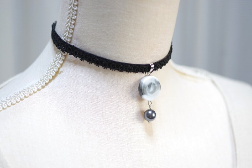 【受注製作】レジンアート　ラウンドモチーフとタティングレースとベルベットリボンのチョーカー〈つむじ風の夜〉