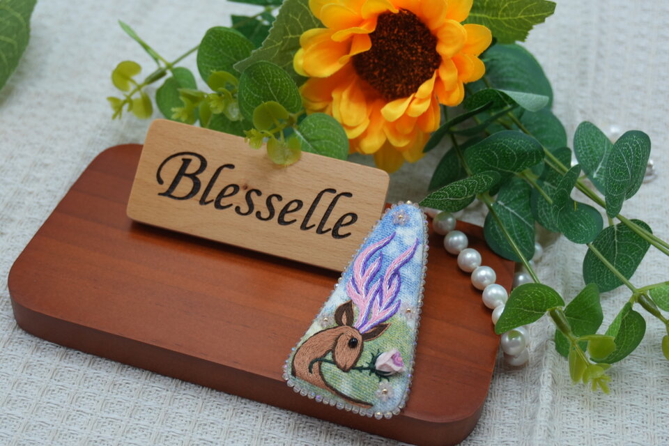 Blesselle 刺繍ヘアクリップ｜バラをくわえた小鹿の冬物語（一点物）
