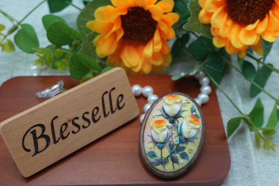 Blesselle 木製 × 黄色の薔薇 刺繍ブローチ
