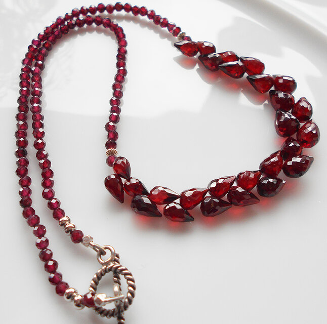 赤いつぼみのネックレス