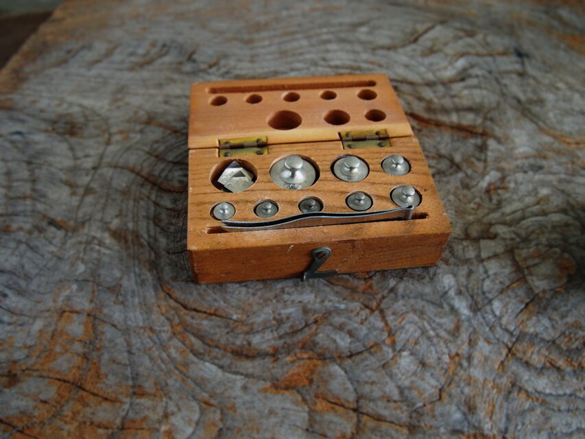 上皿天秤 分銅・錘付き木箱入り | iichi 日々の暮らしを心地よくする