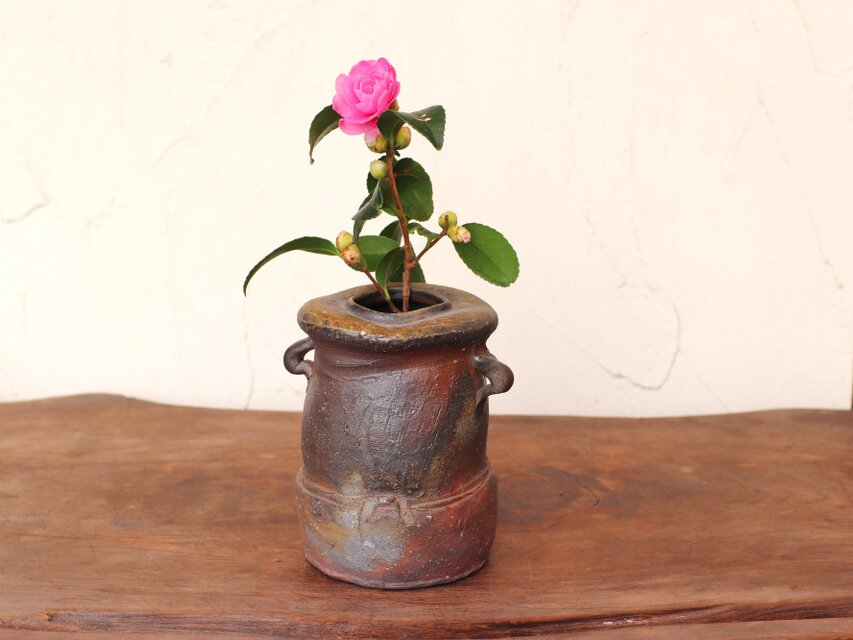 備前焼 耳付花入れ h1-052 | iichi 日々の暮らしを心地よくする