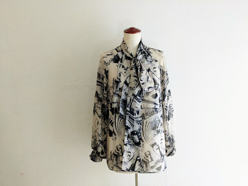 『新作』リボンタイのパフスリーブシアーシャツ　おしゃれ着　プリント　柄物