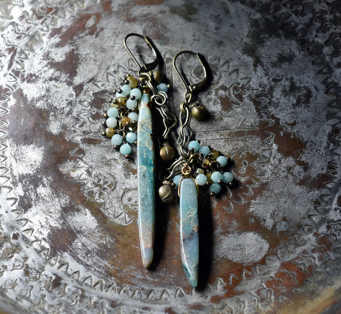 氷柱ジャスパーとたわわなアマゾナイト＆トルマリン、民族鈴のアンシメトリーピアス