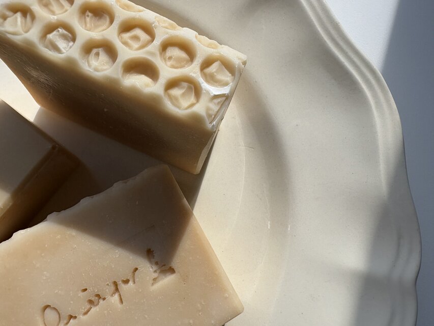 【人気No. 3】ハチミツ石鹸 Honey Soap 　ハンドメイド　蜂蜜　雑貨石鹸　ギフト　お祝い【1個】