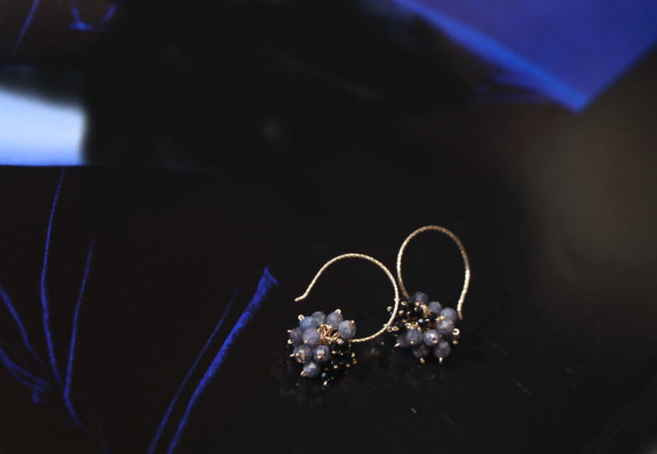 小さな房のフープピアス（ブルーサファイヤ・スピネル）