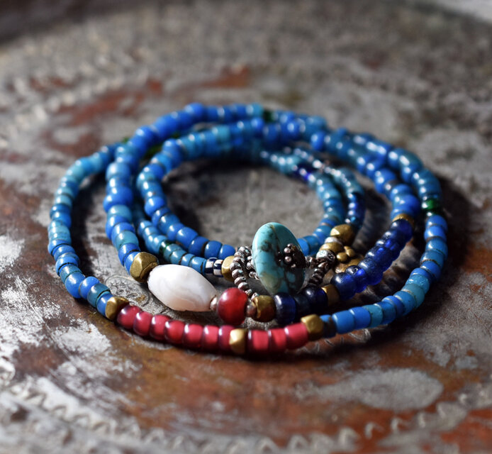 ナガ族アンティークビーズとアフリカ出土瑪瑙、金赤ホワイトハーツ、oldオリッサブラスのネックレス（ターコイズ留め金）