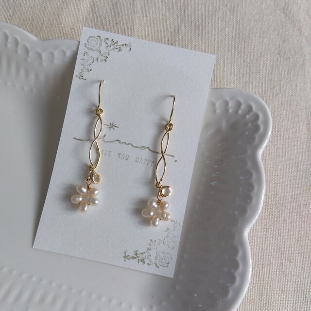 14kgf 淡水クレオポテトパールのクロスウェーブフラワーピアス | iichi