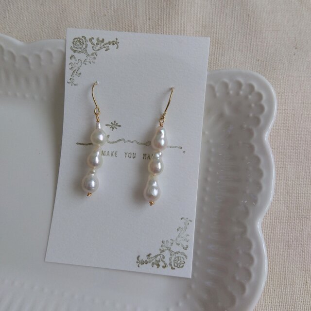 14kgf 可愛い３粒しずくの淡水パールピアス