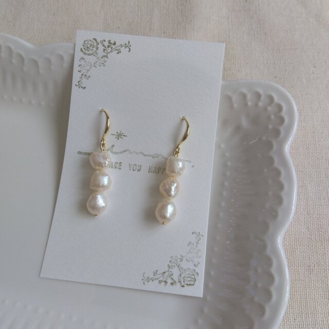 14kgf 可愛い３粒凸凹淡水パールピアス