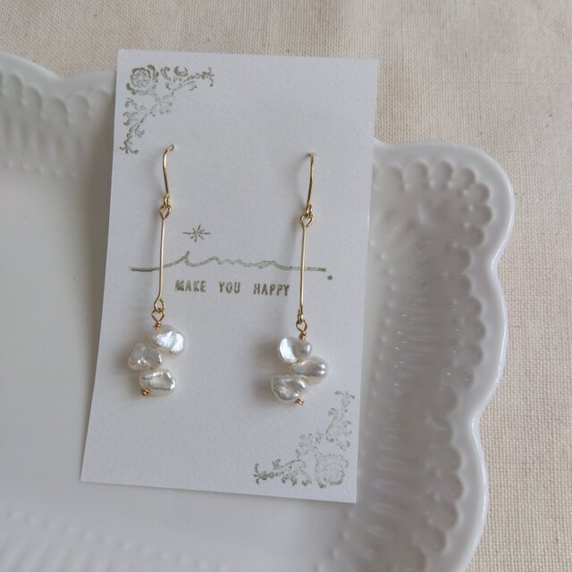 14kgf いびつな形が美しい淡水ケシパールのニュアンスピアス