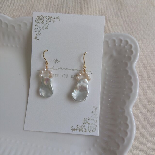 14kgf 大ぶり淡水パールの花びらピアス