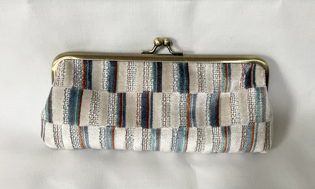 クラーククラーク社　がま口メガネ、ペンケース　ベルベット　