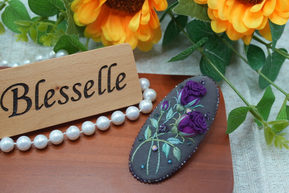 紫薔薇の静かな祝福・立体刺繍ヘアクリップ