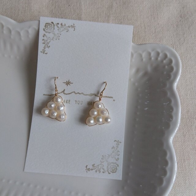 14kgf カット淡水パールの三角ニュアンスピアス