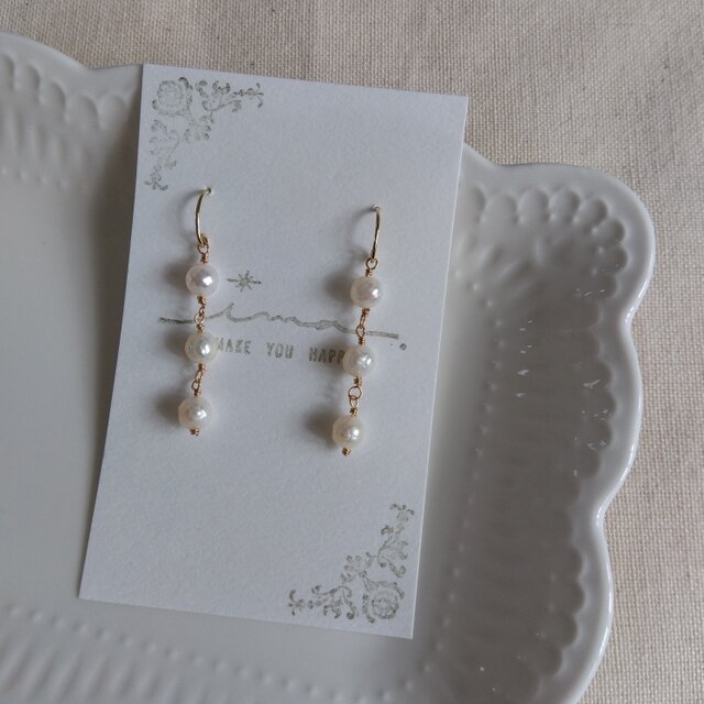 14kgf カット淡水パールの３連ニュアンスピアス