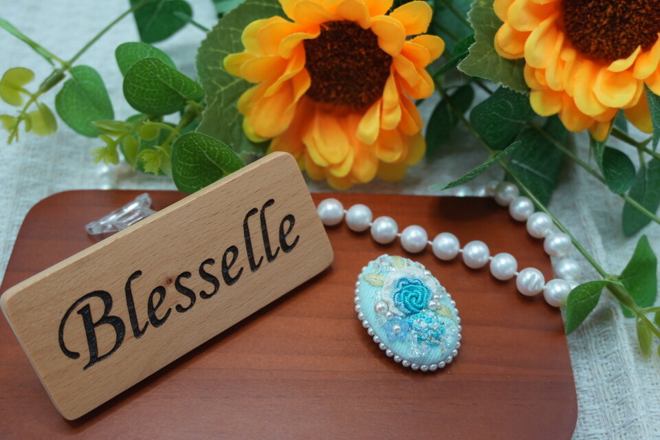 淡雪の花咲く・手刺繍の小さなヘアクリップ