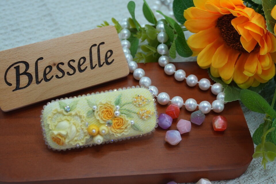 心まで明るくする、黄色い手刺繍フラワーバレッタ