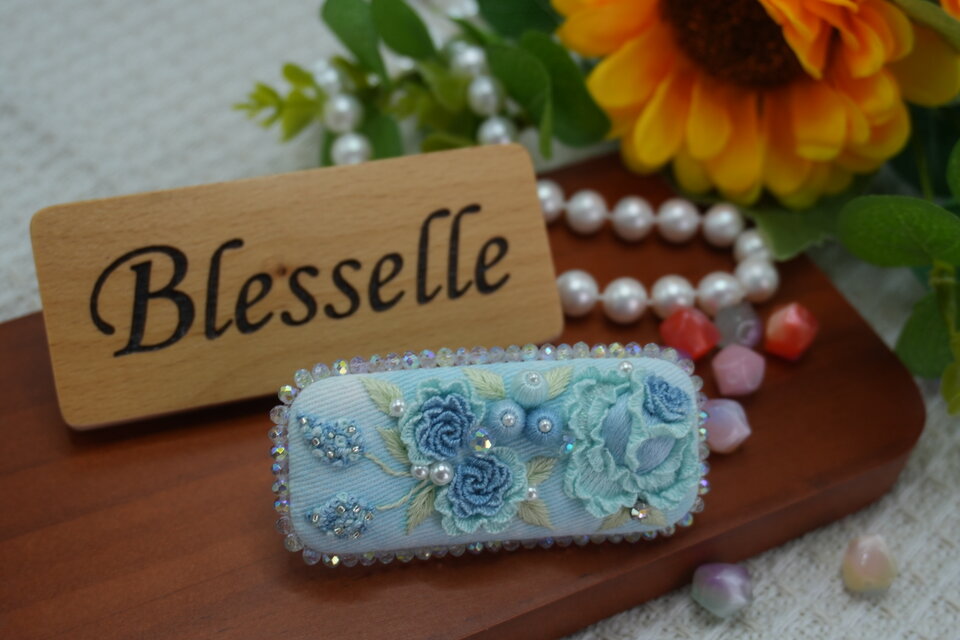 「青を纏う花の詩」手染め布 × 立体刺繍バレッタ｜氷のように澄んだ青の三重奏