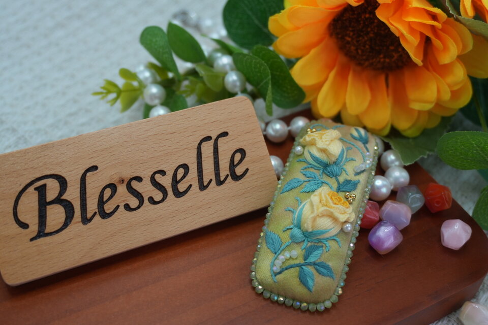 手染めシルクに咲く、二輪のイエロー薔薇 — 一点物の上品ヘアクリップ