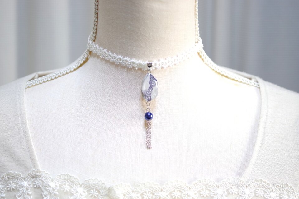 【受注製作】レジンアート　スライスアゲートとタティングレースとサテンリボンのチョーカー〈凍蝶〉