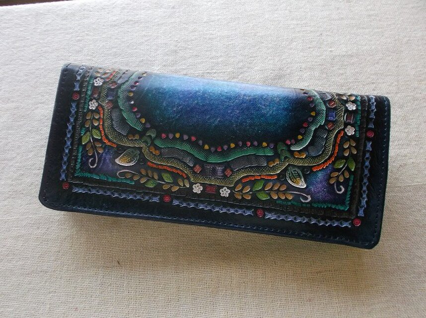 刻印＆拭き染めのロングウォレット　花柄（マチ付き）