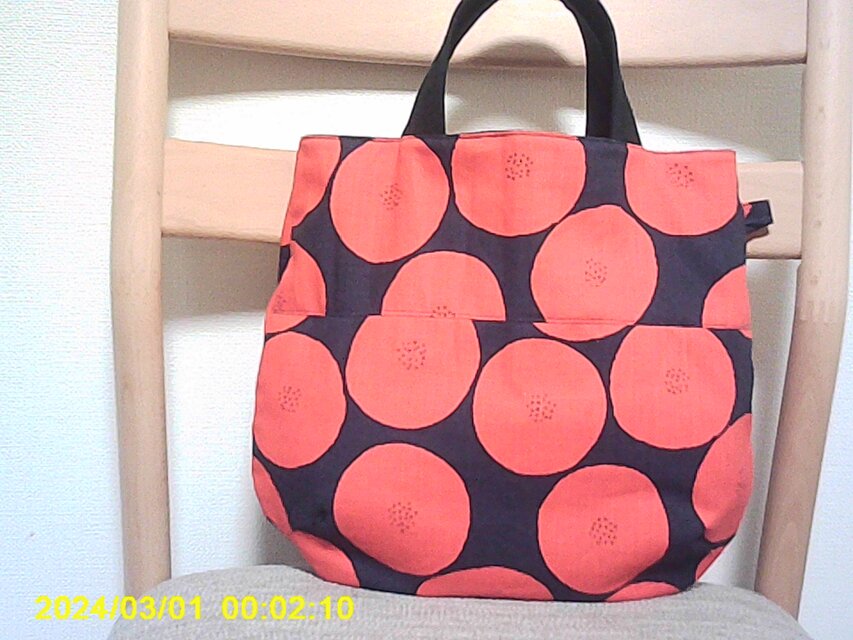 コットンプリント生地の紺地に赤あんぱん・ふっくら丸底・手提げ