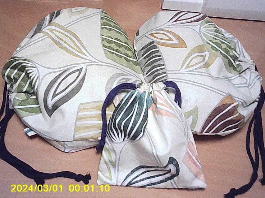 コットンオックス生地の巾着大きめ袋２・小さな袋１のセット*