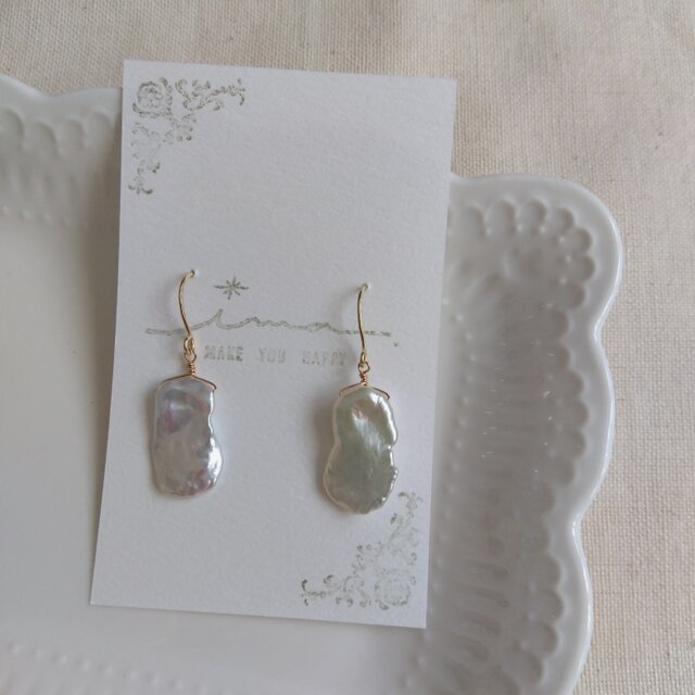 14kgf 大ぶり淡水ケシパールの花びらピアス