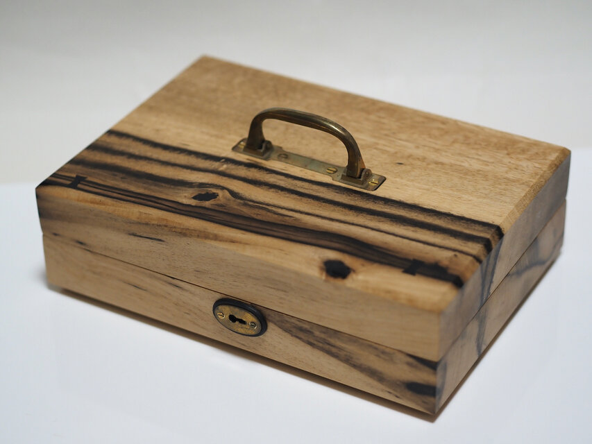 黒柿の道具箱「鍵鎌錠」