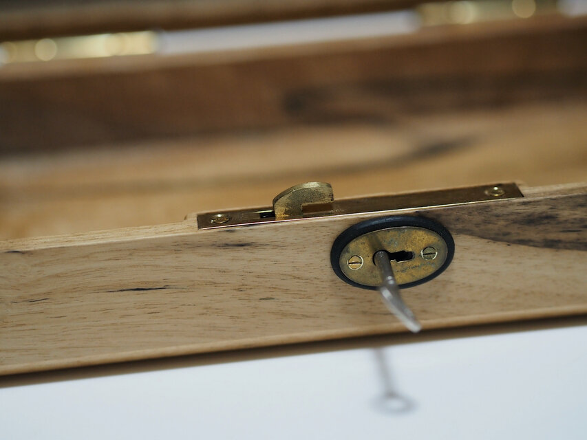 黒柿の道具箱「鍵鎌錠」 | iichi 日々の暮らしを心地よくする