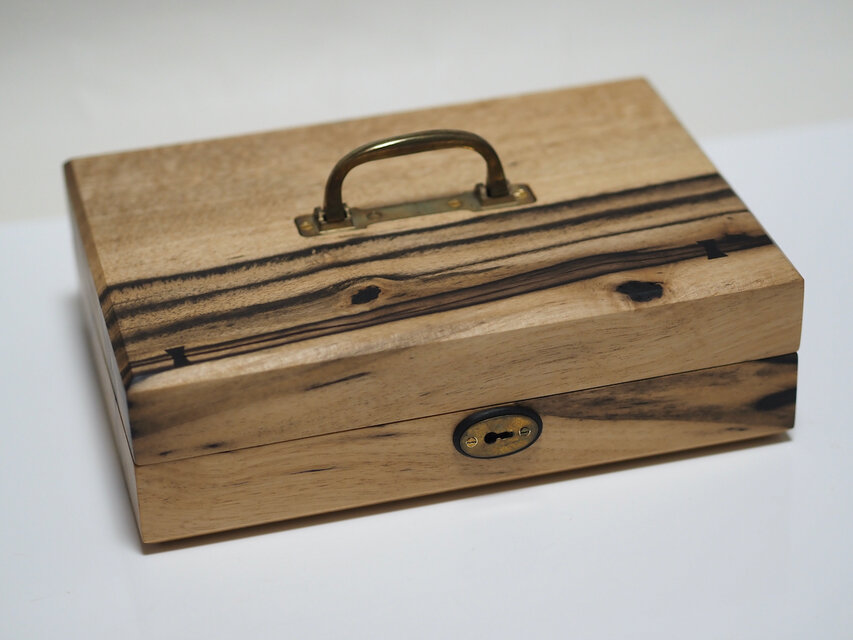 骨董市にて購入 道具箱 ダメージ加工 ハンドメイド 木箱 黒柿の道具箱「鍵鎌錠」 | iichi 日々の暮らしを心地よくする