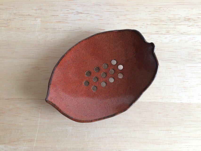 ソープディッシュ（葉っぱ・鉄赤）