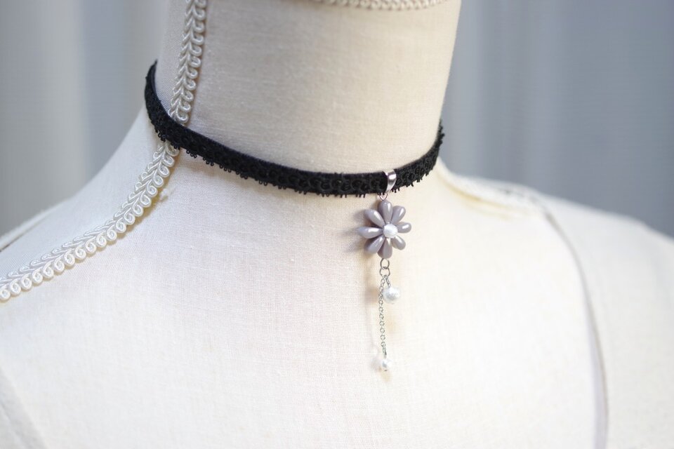 【受注製作】レジンアート　お花とタティングレースとベルベットリボンのチョーカー〈冬の化身〉