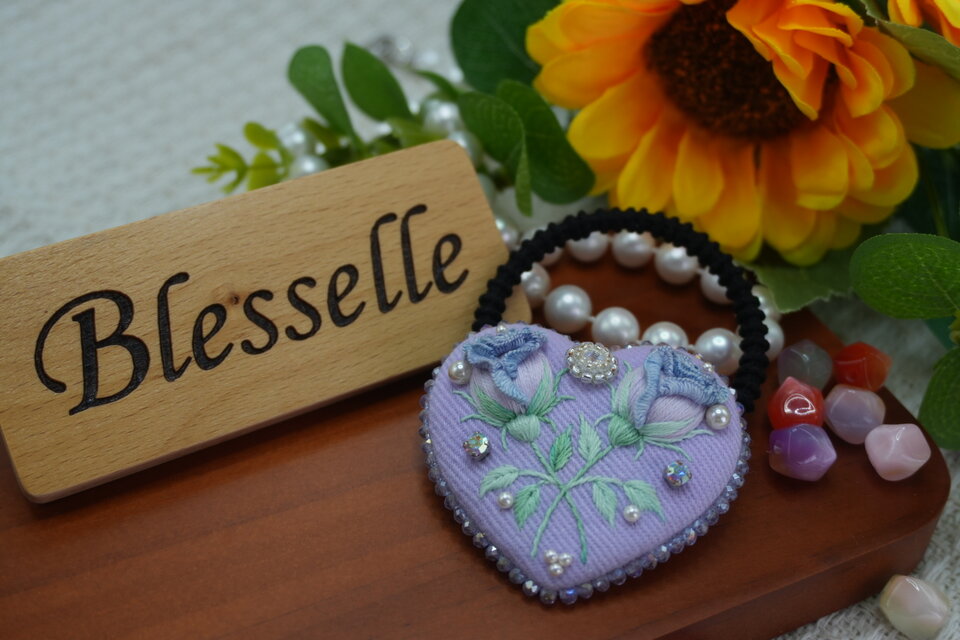 《月光に咲くブルーローズ》立体刺繍ハートヘアゴム｜ガラスビーズ × パール｜一点物