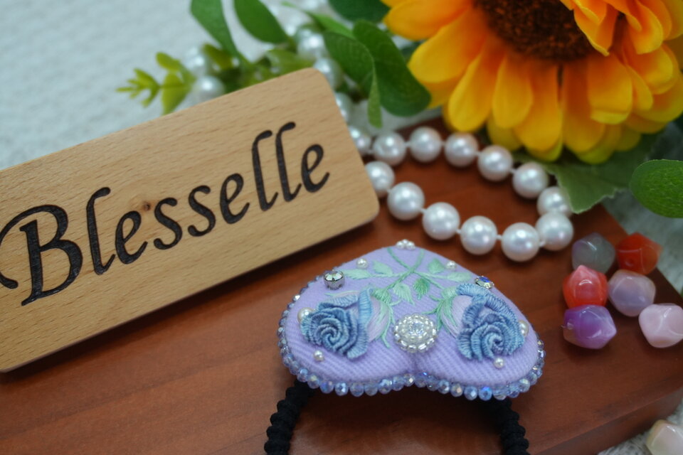 月光に咲くブルーローズ》立体刺繍ハートヘアゴム｜ガラスビーズ