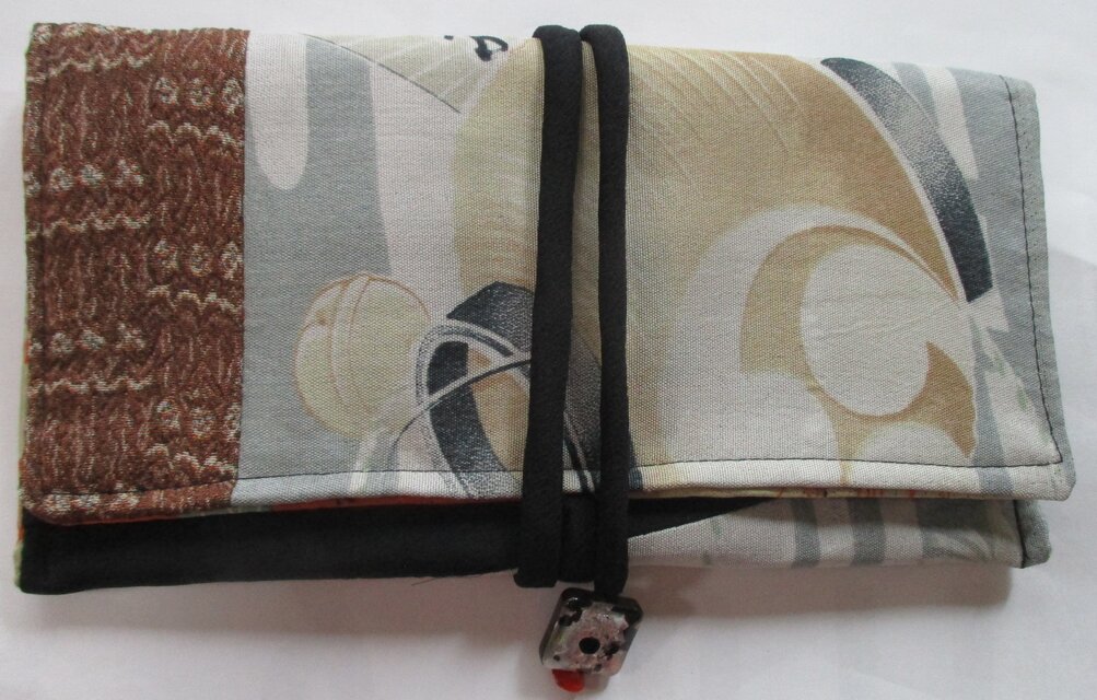 ８５５５　羽織の裏地で作った和風財布・ポーチ