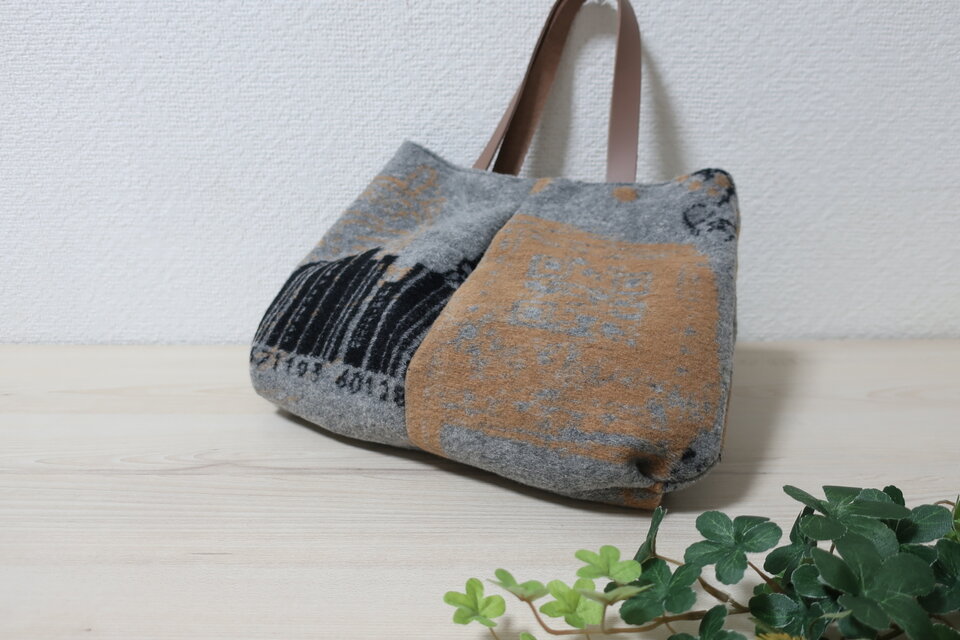 ふっくらイタリア製ウール混トートバッグ