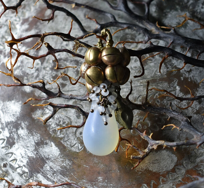 ホワイトウエディングビーズとたわわな鈴＆ムーンストーン、アフガンパーツのペンダントトップ